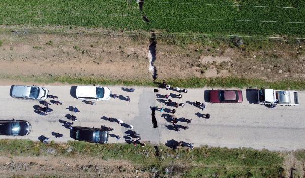 Yolda 1 kilometrelik yarık oluştu