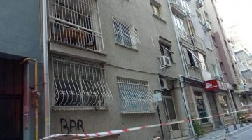 İzmir’de çatlaklar meydana gelen bina boşaltıldı