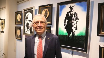ATATÜRK FOTOĞRAFLARINDAN TABLOLAR GELDİKLERİ GİBİ GİDERLER SERGİSİNDE