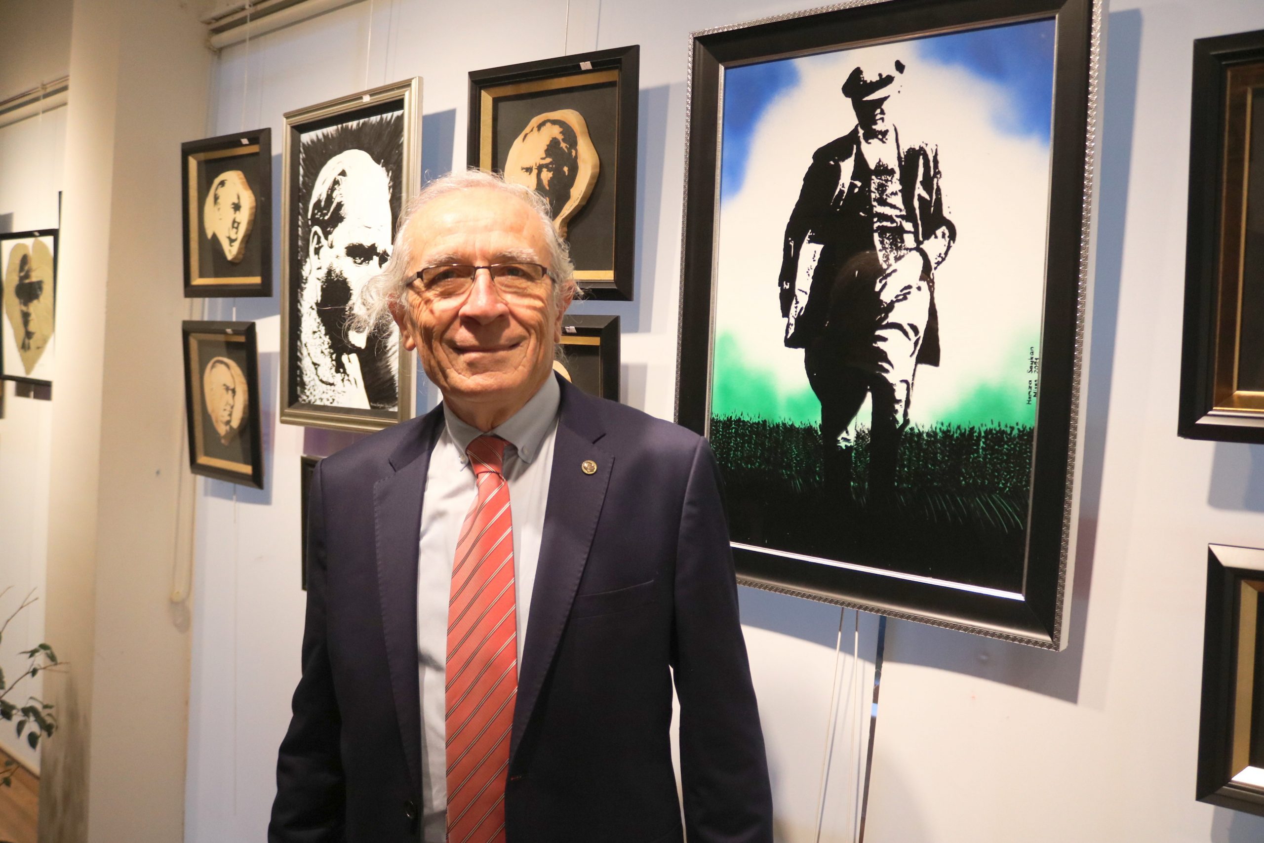 ATATÜRK FOTOĞRAFLARINDAN TABLOLAR GELDİKLERİ GİBİ GİDERLER SERGİSİNDE