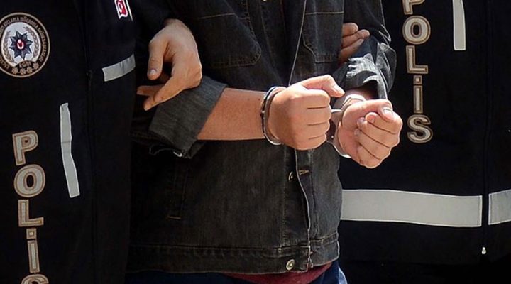İzmir açıklarında teknede yakalanan FETÖ şüphelilerinden 26’sı tutuklandı