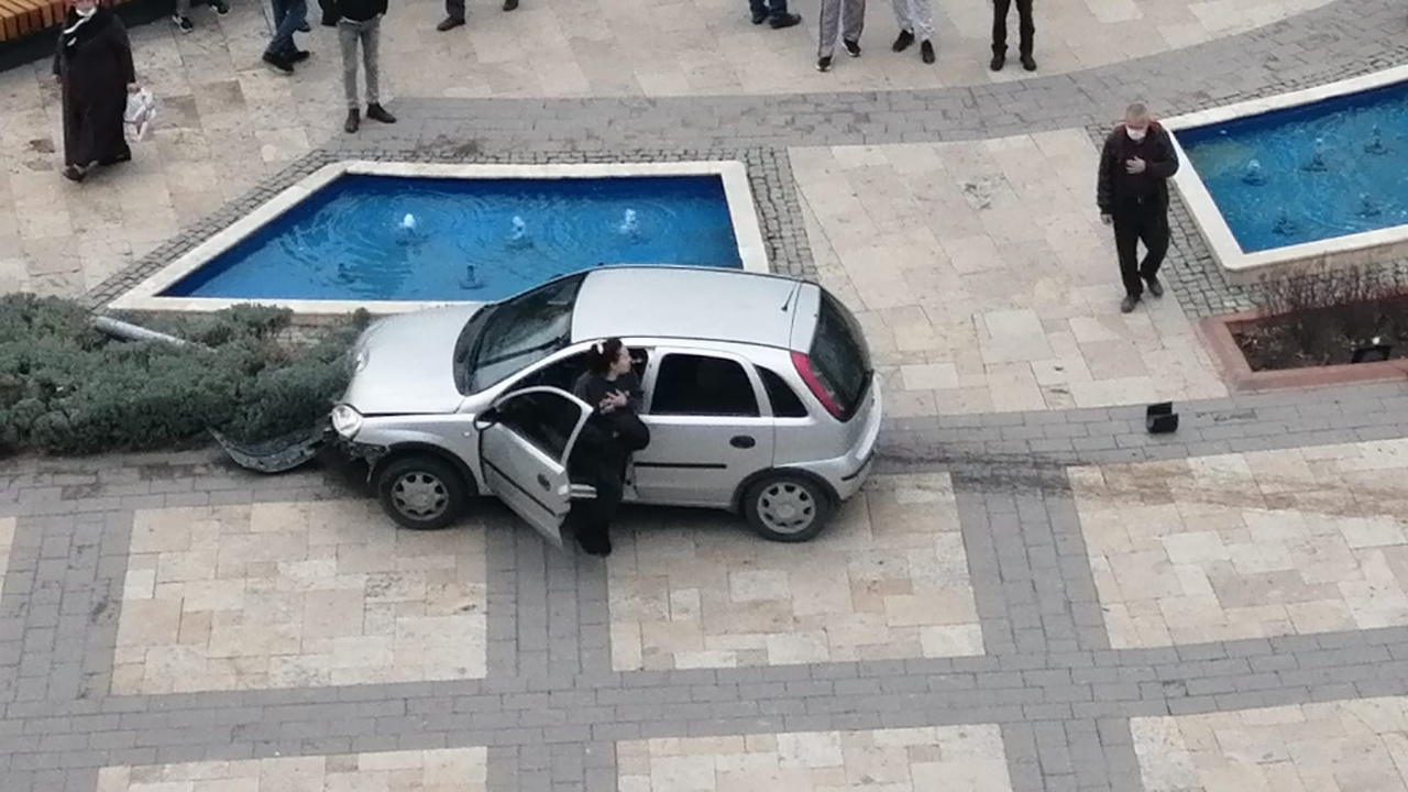 Denizli’de yerinden söktüğü trafik ışıklarını 50 metre sürükleyen kadın sürücü şok geçirdi