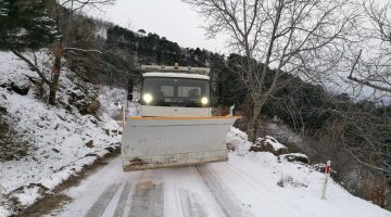 Beydağ Belediyesi karla mücadeleye devam ediyor