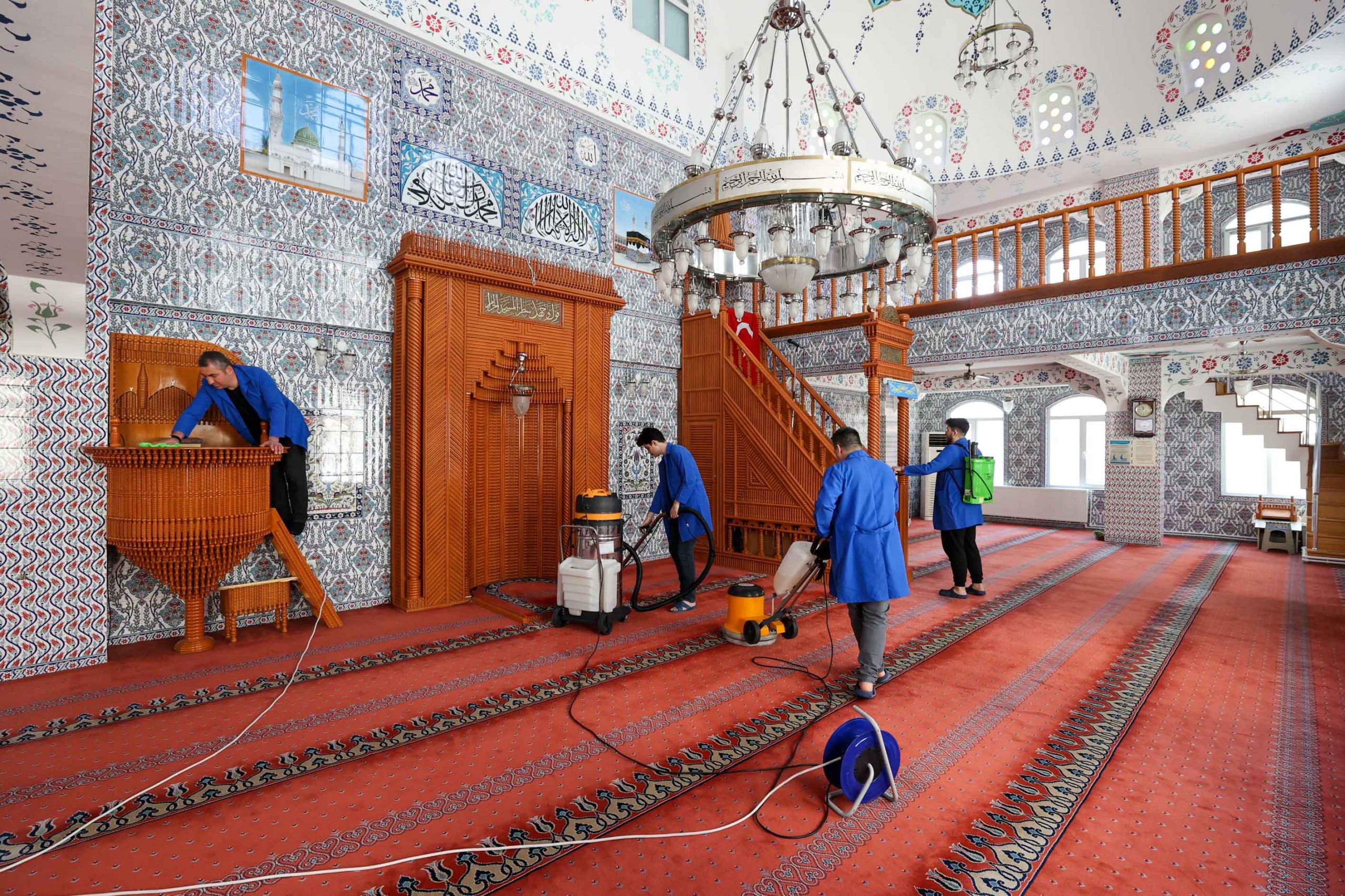 Buca’nın ibadethanelerinde kıyı bucak temizlik