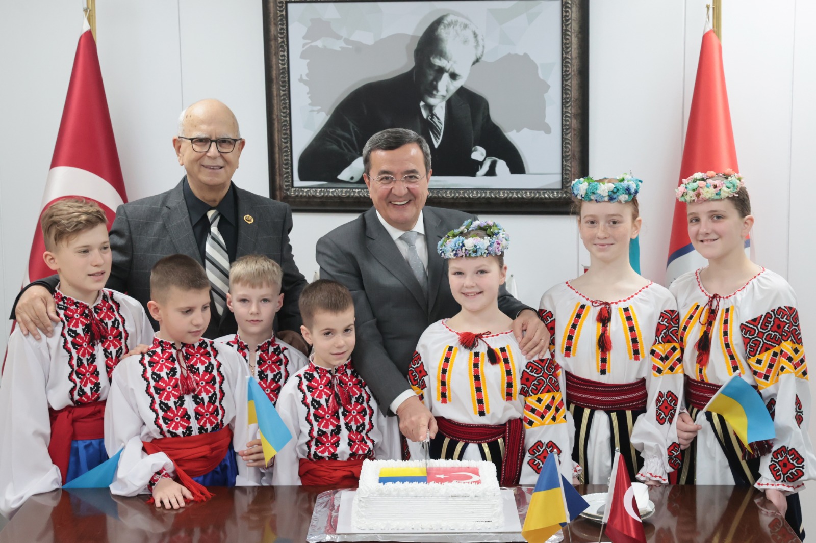 Savaşın çocuklarına Batur morali