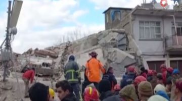 Osmaniye’de büyük panik! Hasar gören bina artçı sarsıntıda çöktü