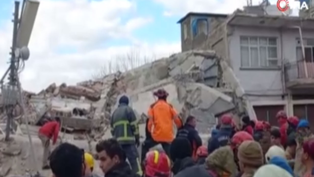 Osmaniye’de büyük panik! Hasar gören bina artçı sarsıntıda çöktü