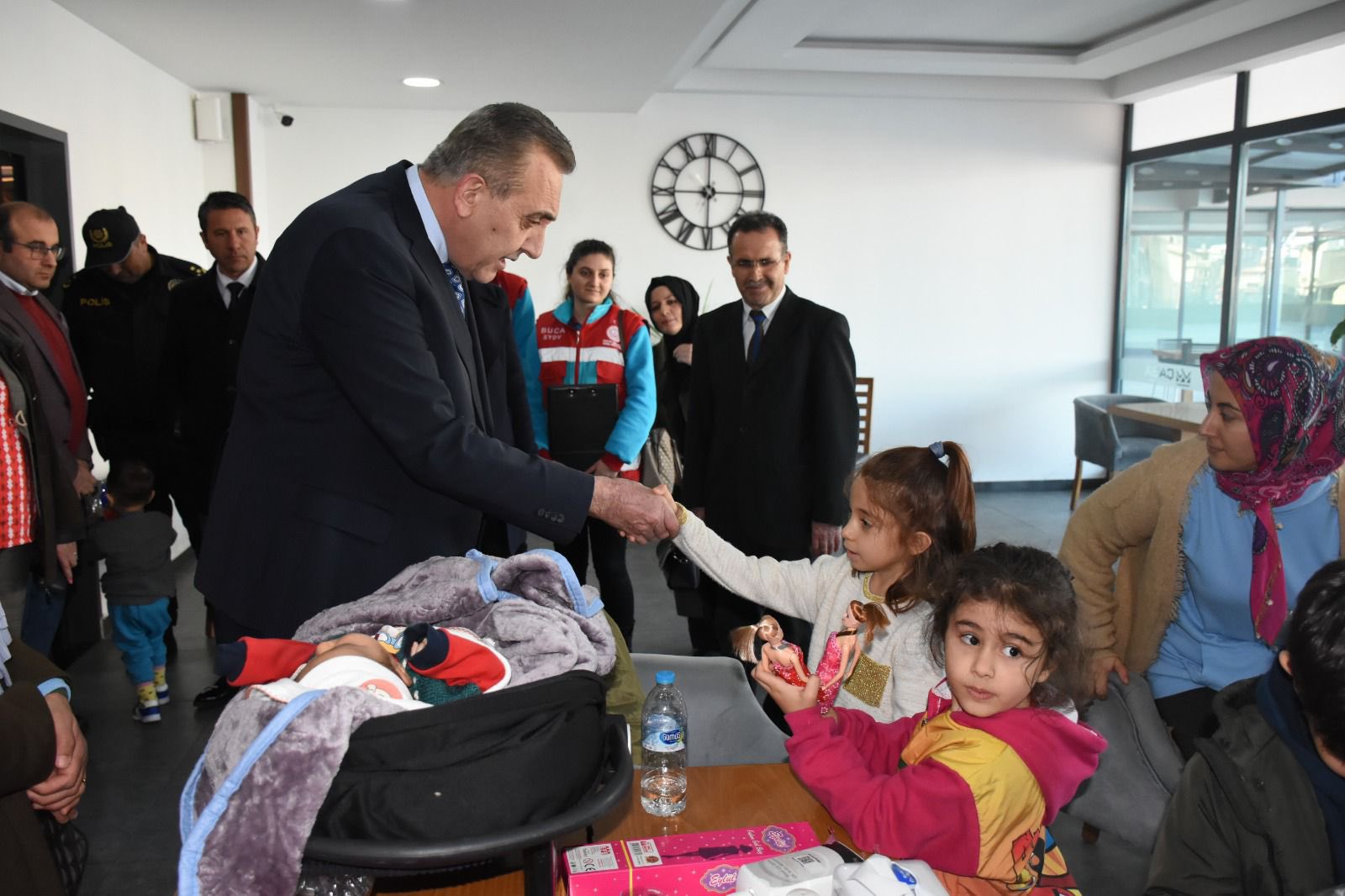 Deprem Bölgesine Buca Kaymakamlığı Öncülüğünde 93 Yardım Tırı Gitti