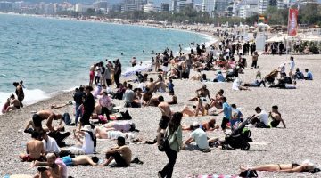Dünyaca ünlü sahilde bayram yoğunluğu! Yaz aylarını aratmayan görüntüler