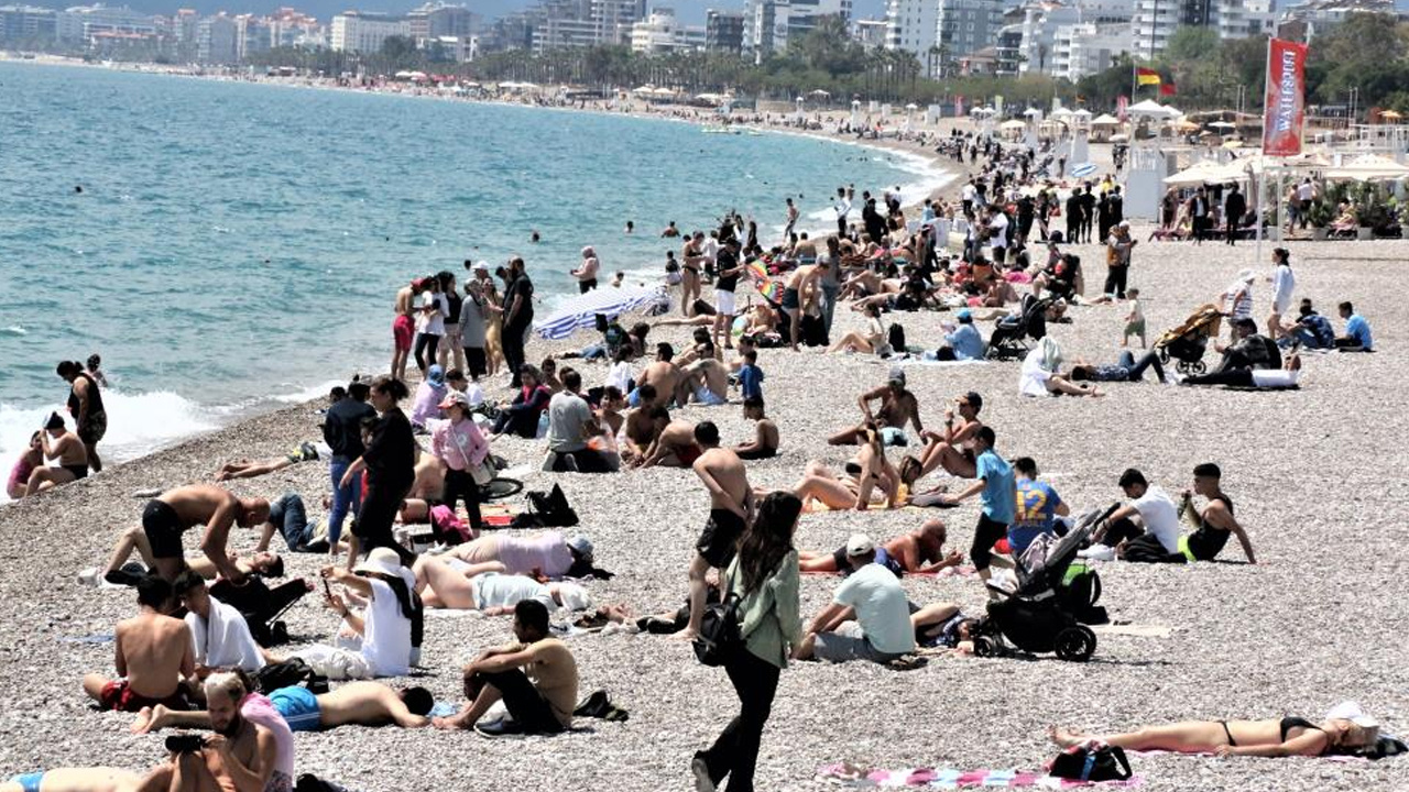 Dünyaca ünlü sahilde bayram yoğunluğu! Yaz aylarını aratmayan görüntüler