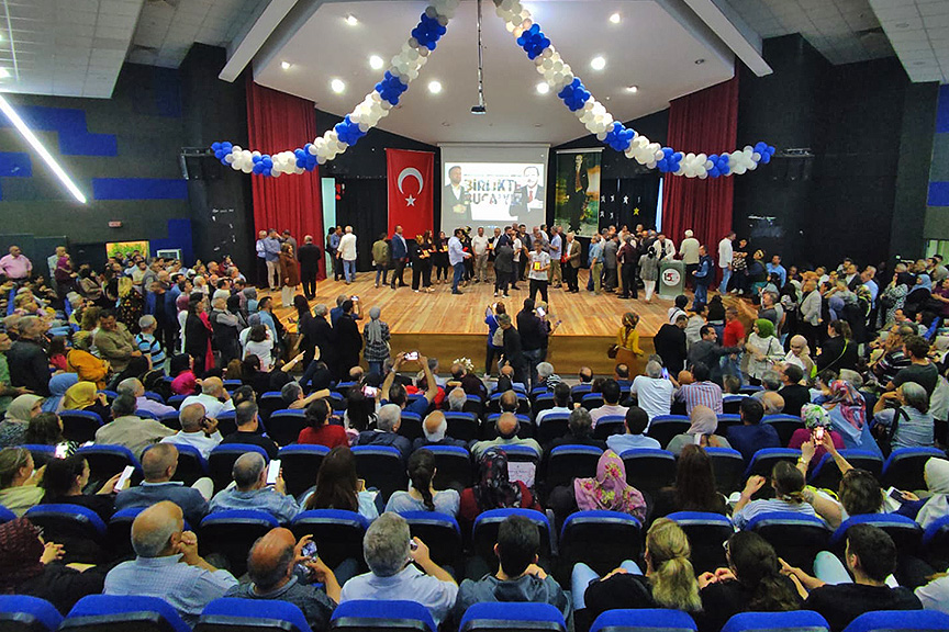 Hakan Kalfaoğlu üstün başarı gösteren partililere teşekkür etti