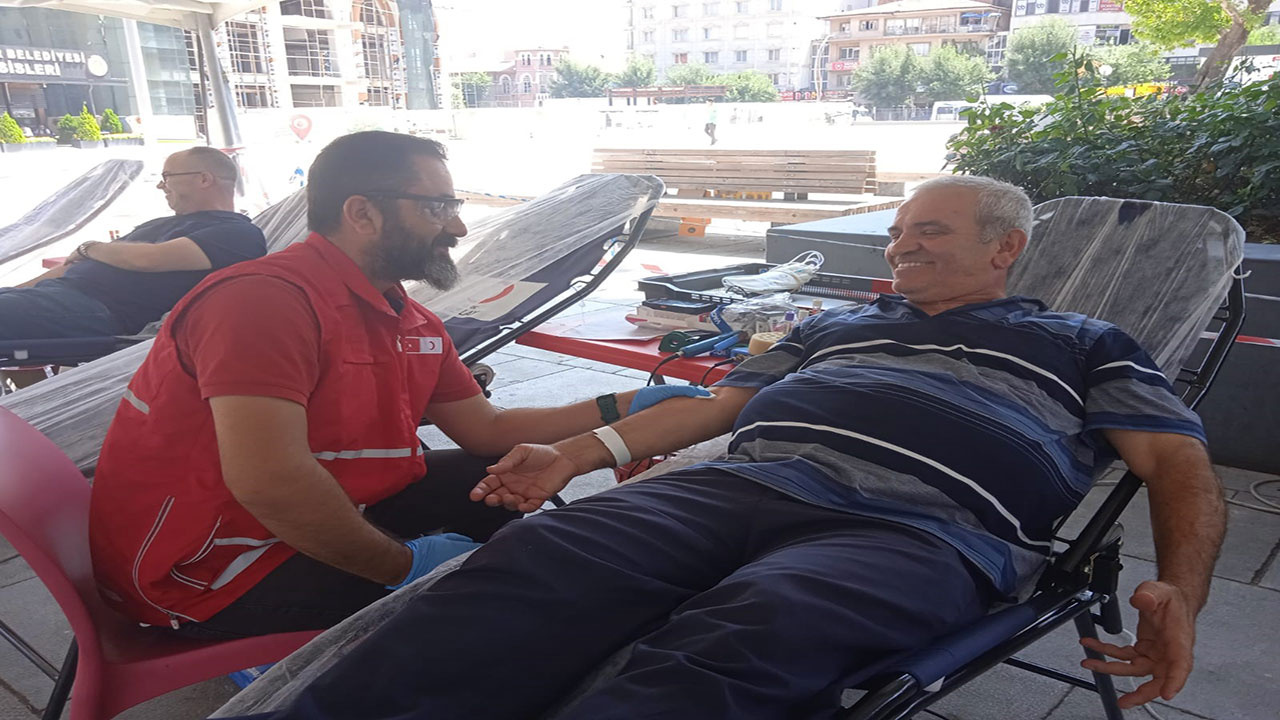 Dünya rekortmeni kan bağışçısı Afyonkarahisar’da! Ayaklı kan makinesi 500 ünite kan verdi