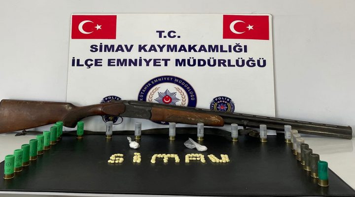 Kütahya’ uyuşturucu operasyonu! Ruhsatsız av tüfeği ve uyuşturucu ele geçirildi