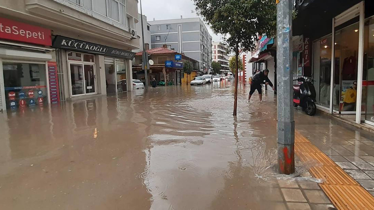 Aydın’da sağanak yaşamı olumsuz etkiledi: Ev ve iş yerlerini su bastı