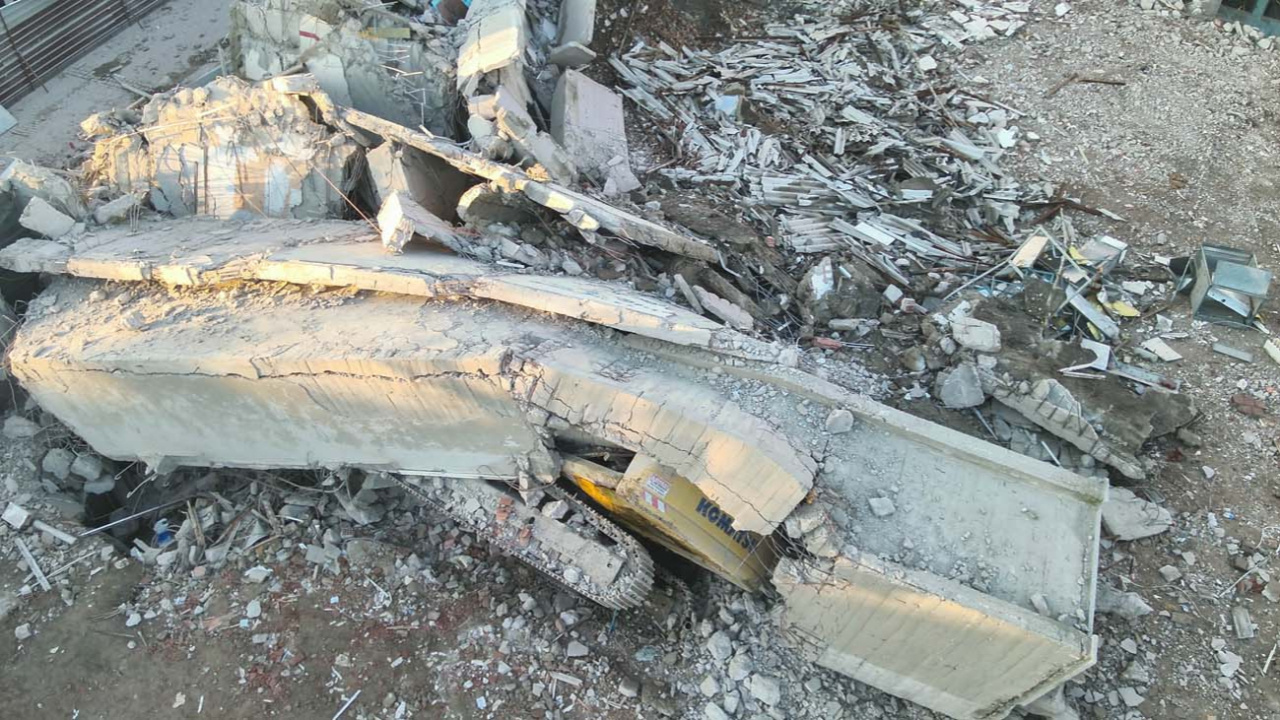 Uşak’taki yıkımda göçük meydana geldi, 1 işçi hayatını kaybetti