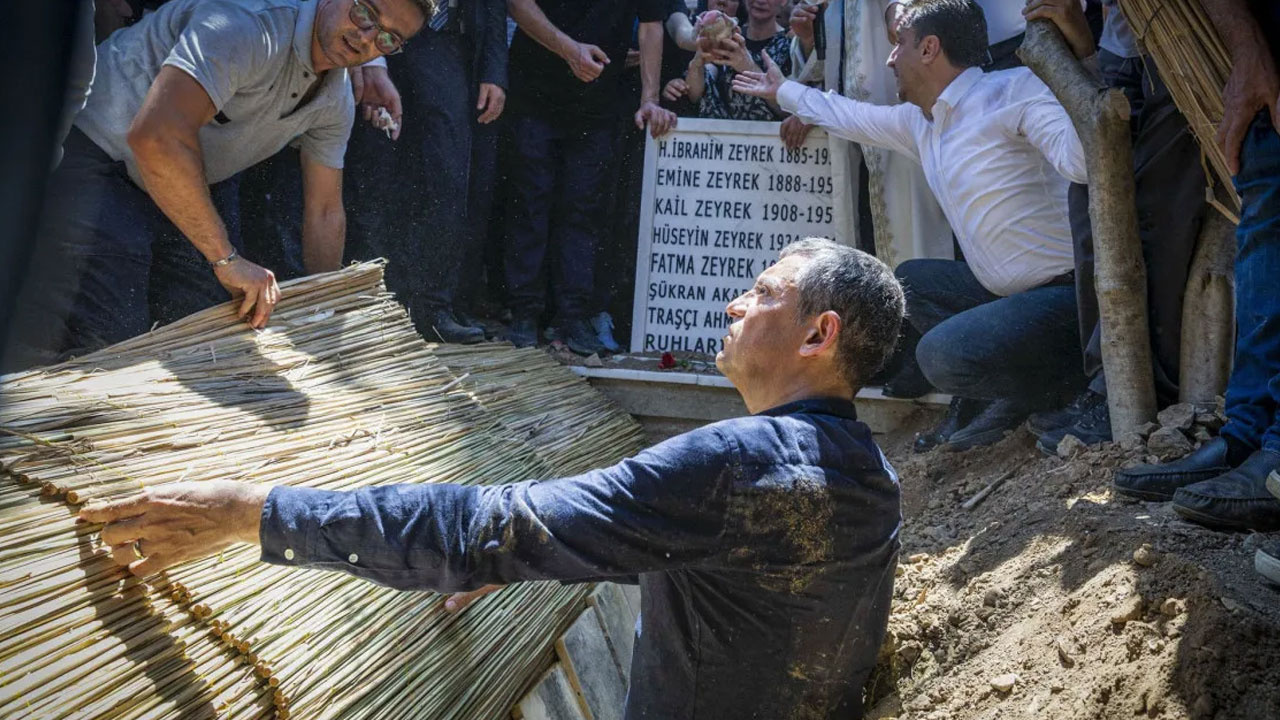 CHP Lideri Özgür Özel, mezara inerek Zeyrek’in naaşını defnetti