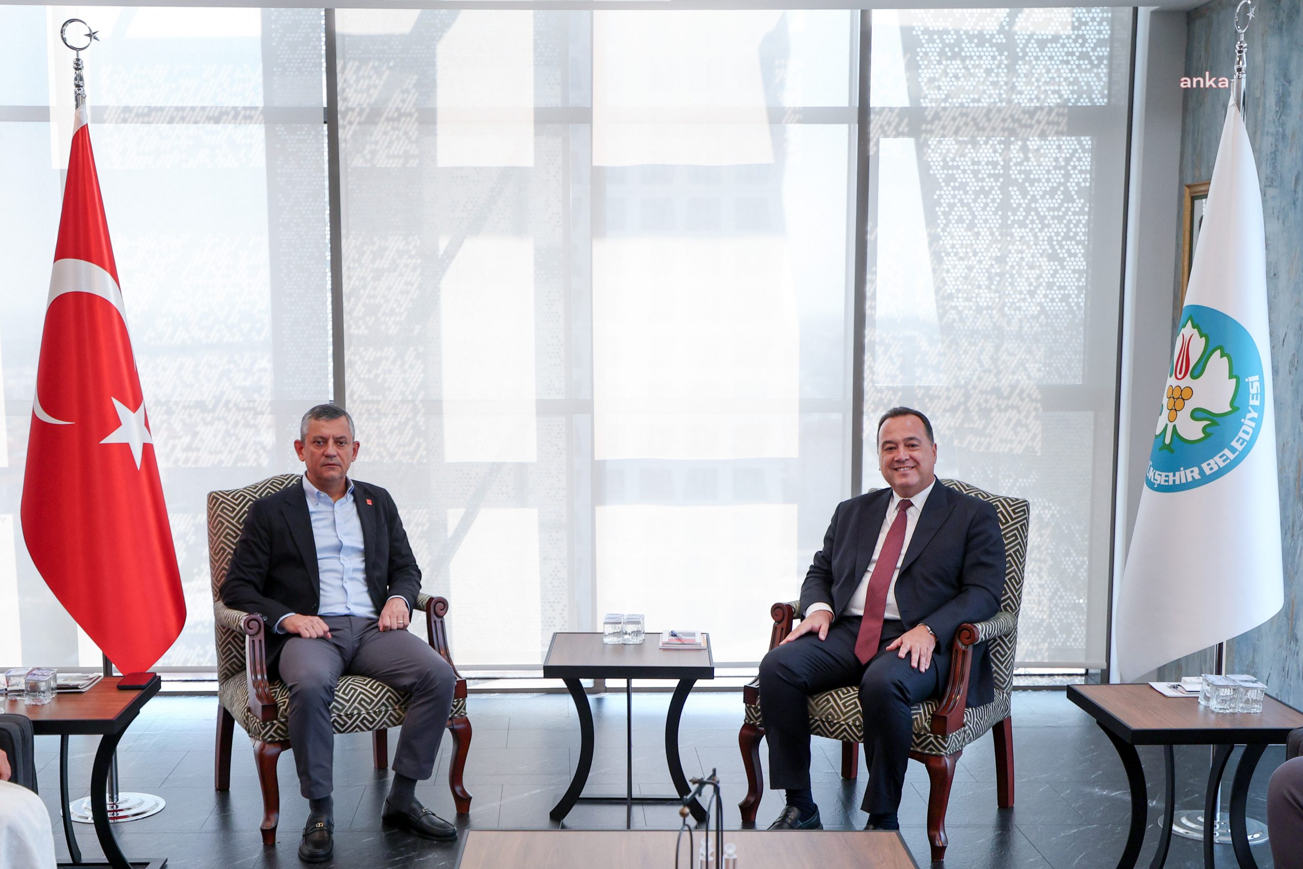 Özgür Özel, Manisa Büyükşehir Belediye Başkanı Dutlulu’yu ziyaret etti