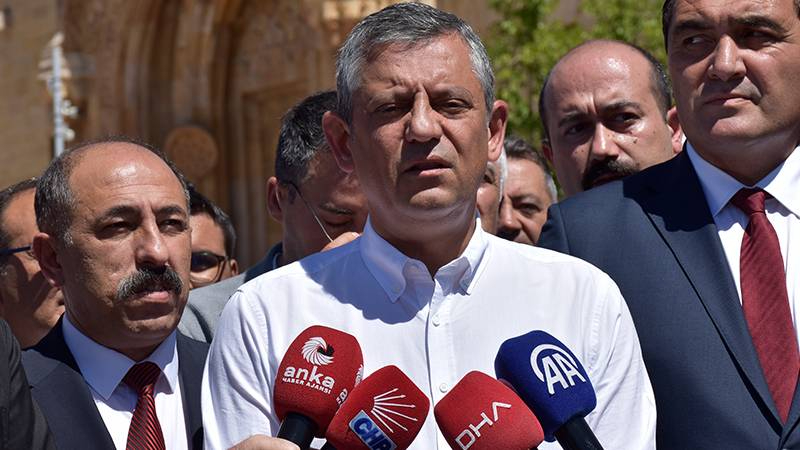 Özgür Özel ve CHP’liler Buca Cezaevi’nde Tutuklu Partilileri Ziyaret etti