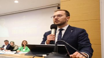 AK Partili İçelli’den Tugay’a çöp ve su tepkisi: Büyükşehir Belediyesi ne su getirebiliyor ne de çöp toplayabiliyor!’