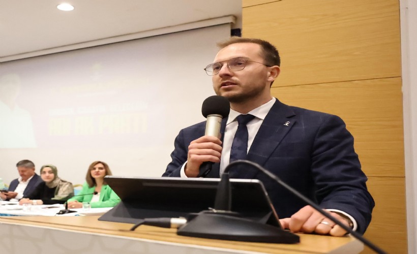 AK Partili İçelli’den Tugay’a çöp ve su tepkisi: Büyükşehir Belediyesi ne su getirebiliyor ne de çöp toplayabiliyor!’