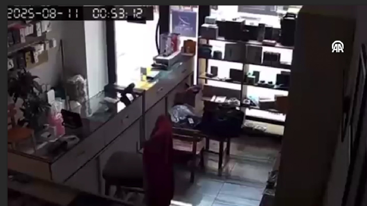 Balıkesir’deki 6.1’lik deprem kamerada