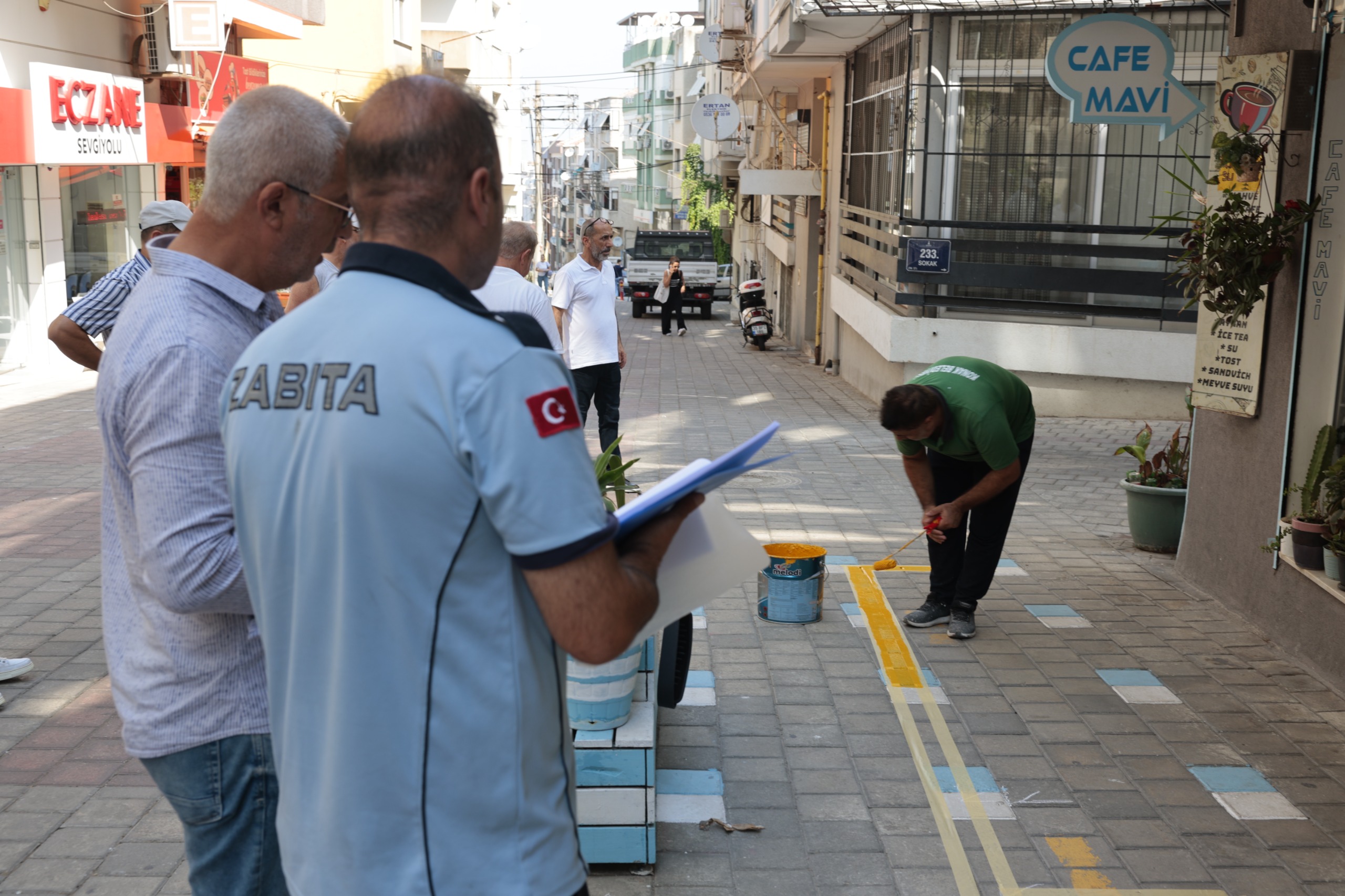 Konak’ta kaldırım işgaline sarı çizgi