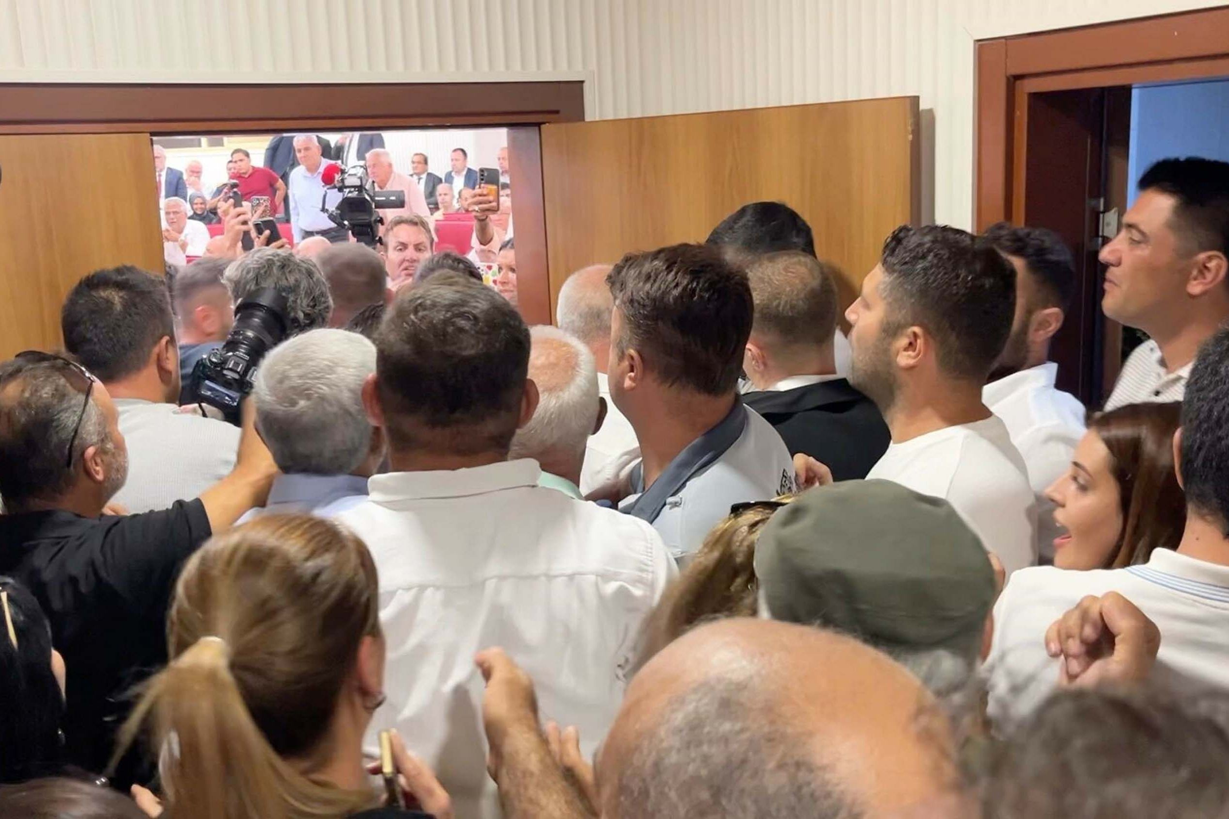 Aydın Büyükşehir Belediye Meclisi toplantısında gerginlik