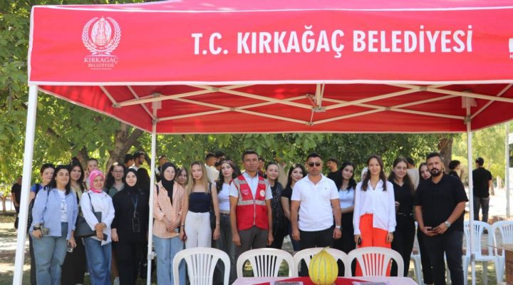 Üniversiteli öğrenciler Kırkağaç Kavunu’na doydu