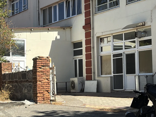 İzmir'de akılalmaz olay: Pencereden sarkıtılan lise öğrencisi aşağı düştü - Resim: 0