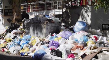 İzmir’de sokaklar yine çöp yığınlarıyla doldu
