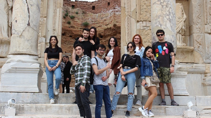 İzmir’e Yeni Gelen Gençlere Ücretsiz Şehir Turları
