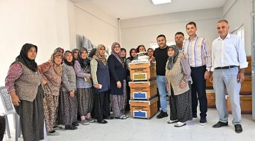 Manisa Büyükşehir’den kadınlara arıcılık desteği: 96 kovan dağıtıldı