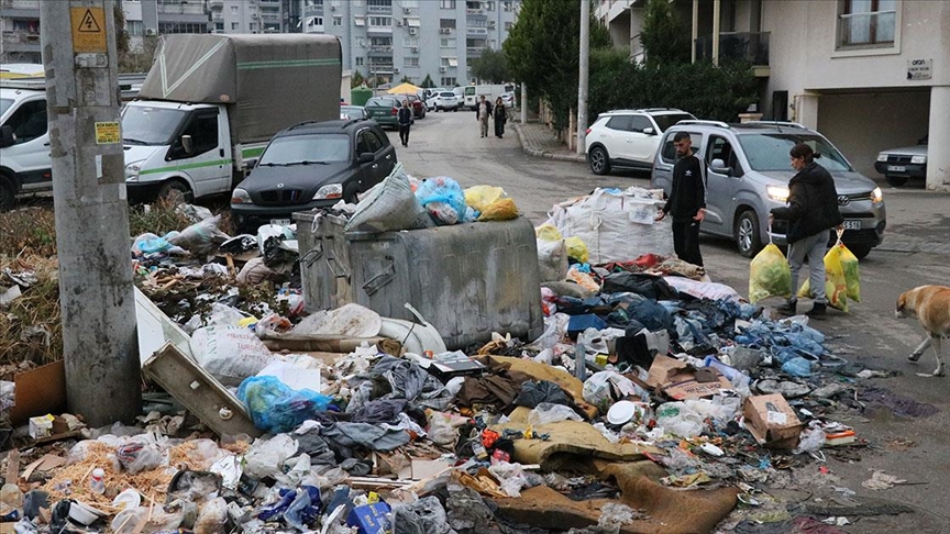 Buca ’da Çöp Sorununa Velilerden sert tepki: “Bari okul çevresindeki çöpleri kaldırın”