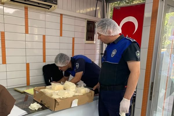 Manisa’da 49 kilogram bozuk peynir ele geçirildi