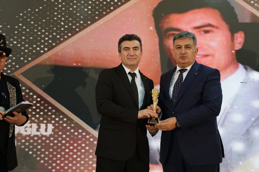 2025 Sağlıkta Başarı Ödülü Doç. Dr. Adnan Yamanoğlu ’na