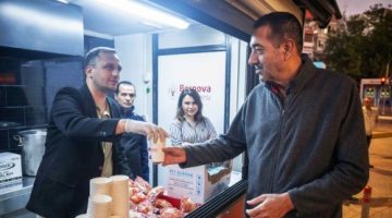 Bornova Belediyesi’nden içleri ısıtan ikram