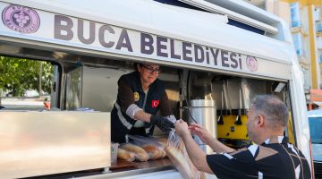 Buca Belediyesi Dayanışmayı Büyütüyor: Dar Gelirli Ailelere Ekmek ve Gıda Desteği