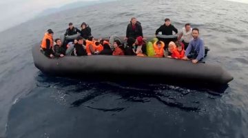 İzmir açıklarında 52 düzensiz göçmen yakalandı