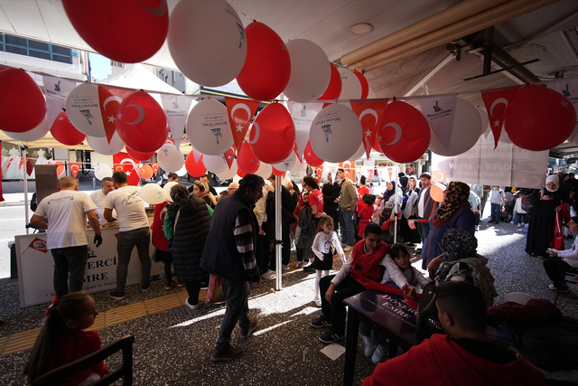 İzmir'de bayram sevinci! 29 Ekim'de vatansever esnaf çocuklara ikramda bulundu - Resim: 1