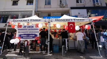 İzmir’de bayram sevinci! 29 Ekim’de vatansever esnaf çocuklara ikramda bulundu