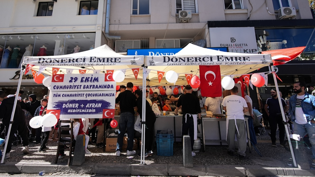 İzmir’de bayram sevinci! 29 Ekim’de vatansever esnaf çocuklara ikramda bulundu