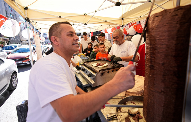 İzmir'de bayram sevinci! 29 Ekim'de vatansever esnaf çocuklara ikramda bulundu - Resim: 0