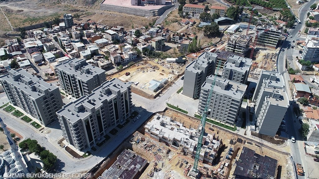İzmir’deki kentsel dönüşüm hak sahiplerinden Büyükşehir Belediye Başkanı Tugay’a eleştiri