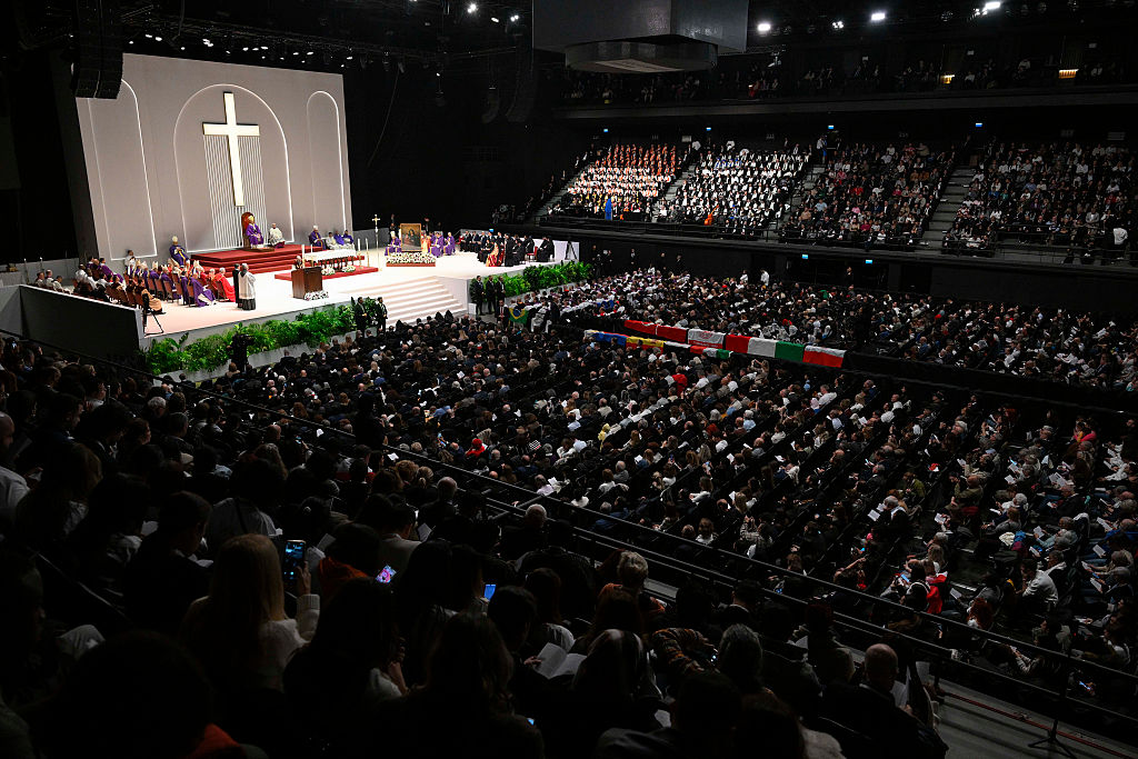Türkiye’de İlk Kez Kilise Dışı Ayin: Papa 14’üncü Leo İstanbul’da Dev ayin gerçekleştirdi.