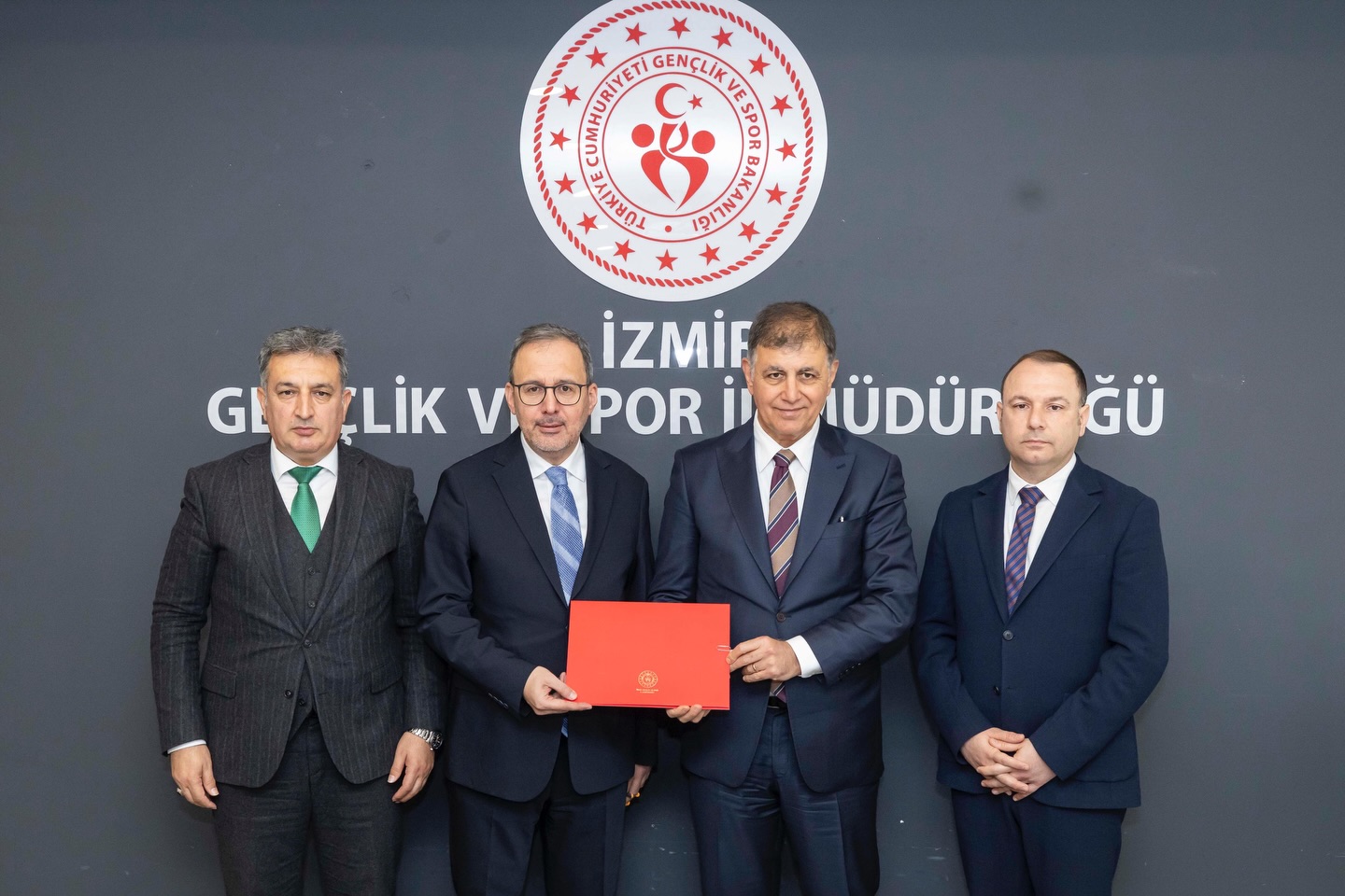 Zübeyde Hanım Stadı İçin İmzalar Atıldı: İzmir’de Yeni Dönem Başlıyor